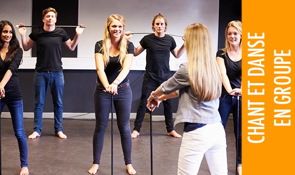 CHANT ET DANSE EN GROUPE